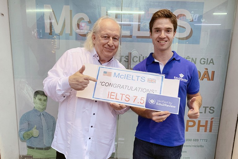 Đại diện Edu2Review trao huy hiệu Verified by Edu2Review đến với Mc IELTS