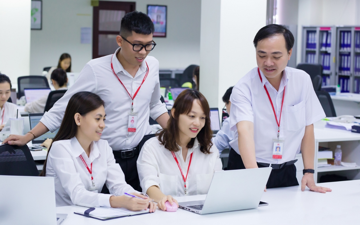 Người làm ở công ty trong nước